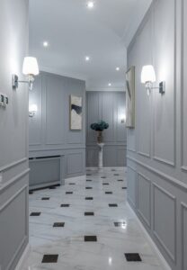 intérieur couloir blanc avec carrelage