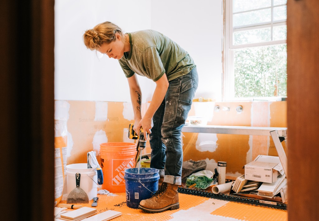 femme en travaux dans sa maison